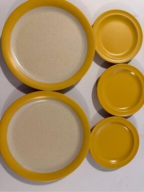 Retro G.E.T Melamine Speckled Rim and Mustard Yellow Plate Set